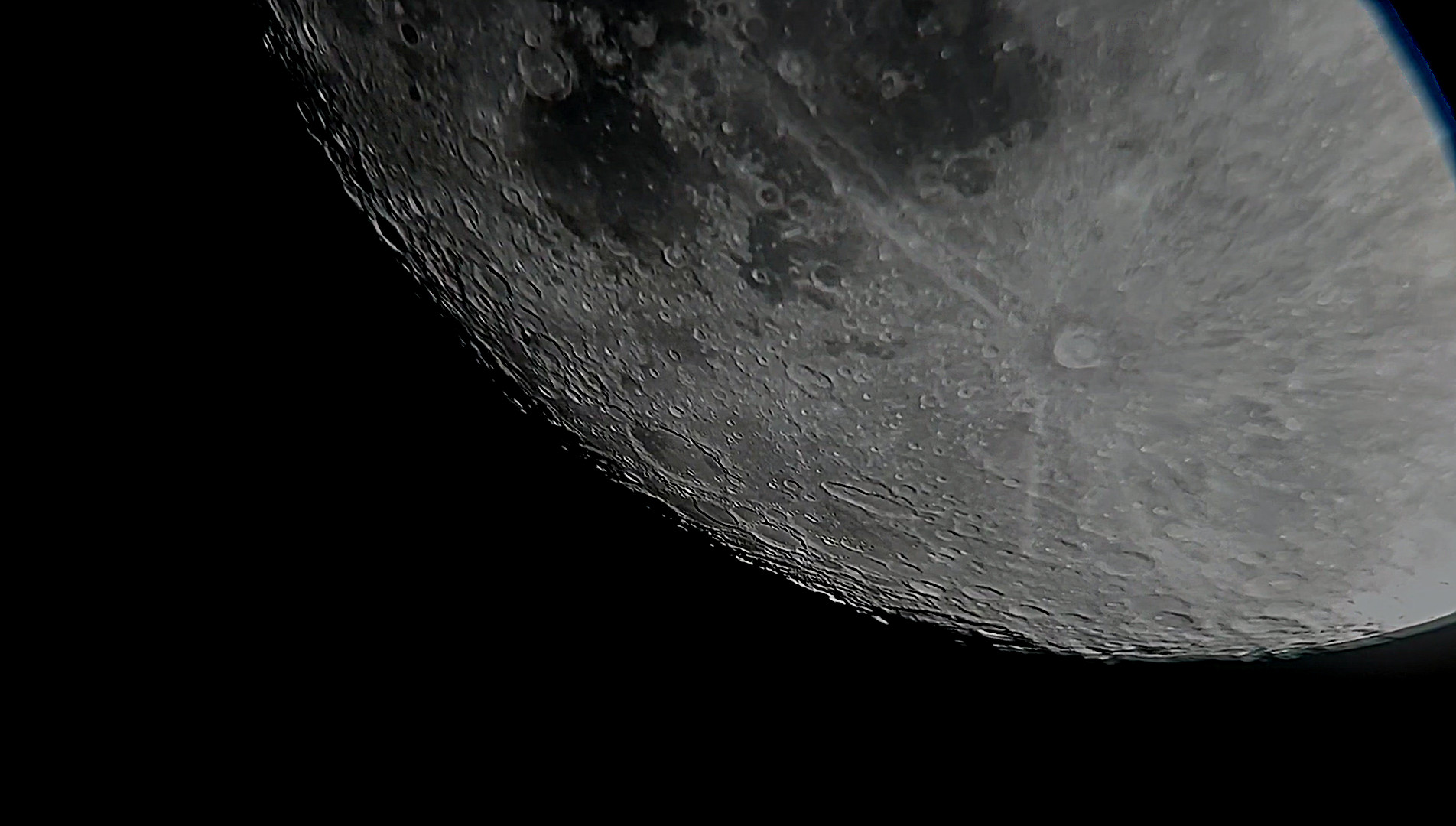 You are currently viewing La lune vue par Bernard